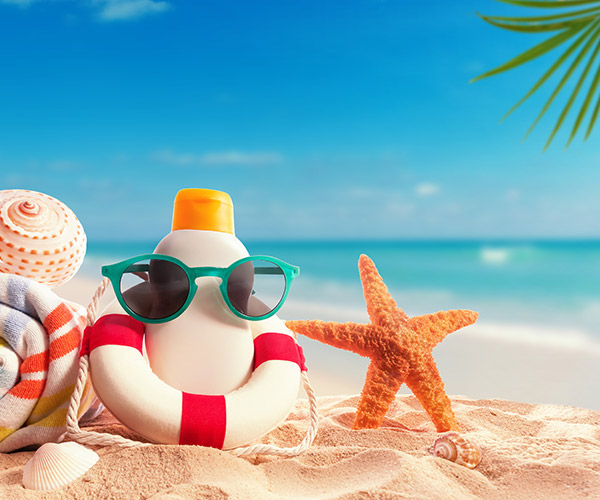 Sunblock Flasche auf dem tropischen Strand und Sonnenschein